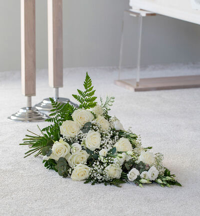 Bårebukett i hvitt og grønt 50 cm Bårebukett i hvitt og grønt 50 cm